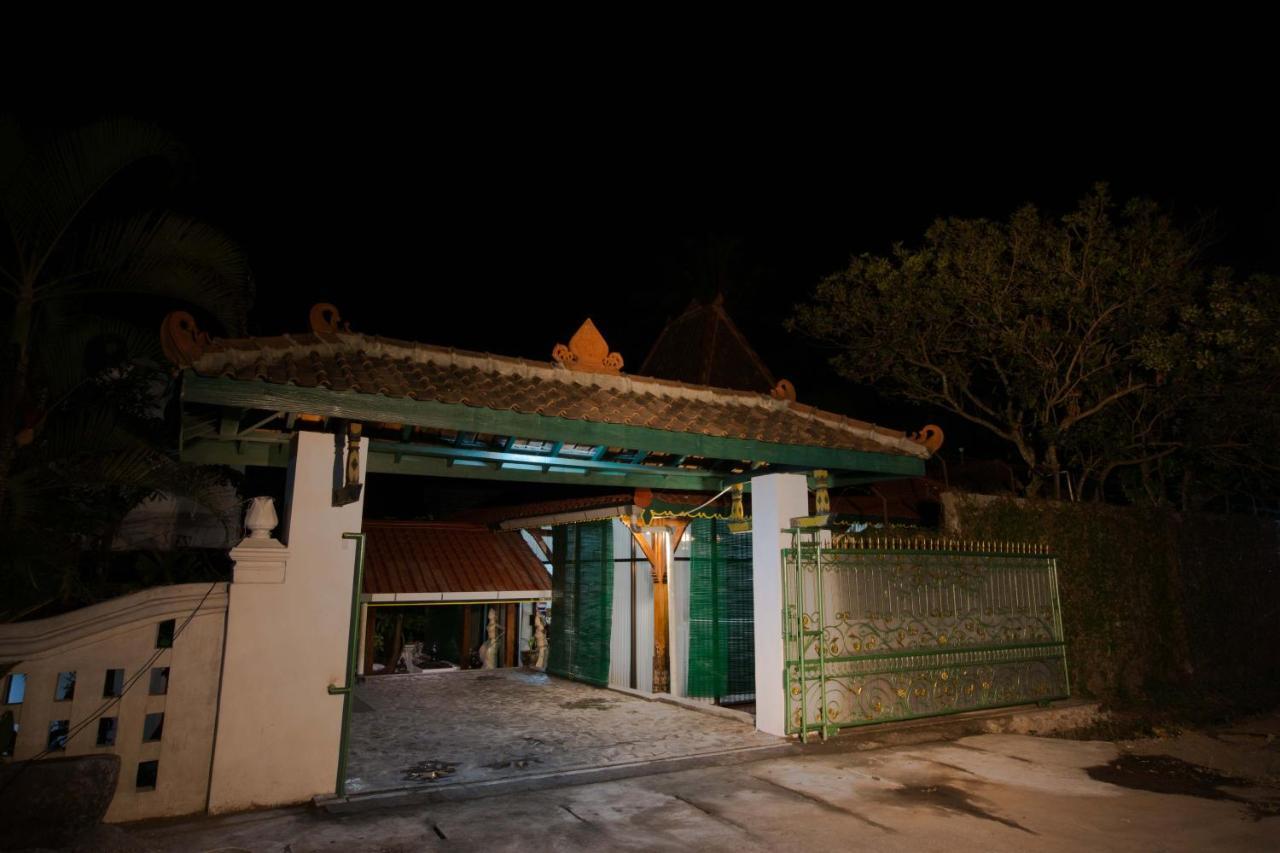 Joglo Yudhistira Villa สเลมาน ภายนอก รูปภาพ